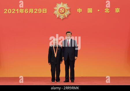 210629 -- PEKING, 29. Juni 2021 -- der chinesische Präsident Xi Jinping, ebenfalls Generalsekretär des Zentralkomitees der Kommunistischen Partei Chinas und Vorsitzender der Zentralen Militärkommission, überreicht die 1. Juli-Medaille, die höchste Ehre der Partei, an Zhou Yongkai bei der Preisverleihung in der Großen Halle des Volkes in Peking, der Hauptstadt Chinas, am 29. Juni 2021. Die Verleihung der 1. Juli-Medaille fand Dienstagmorgen in der Großen Halle des Volkes in Peking statt. CHINA-PEKING-XI JINPING-1. JULI MEDAILLENVERLEIHUNG CN LIXXUEREN PUBLICATIONXNOTXINXCHN Stockfoto