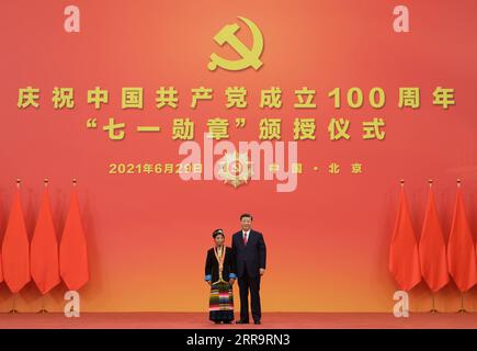 210629 -- PEKING, 29. Juni 2021 -- der chinesische Präsident Xi Jinping, ebenfalls Generalsekretär des Zentralkomitees der Kommunistischen Partei Chinas und Vorsitzender der Zentralen Militärkommission, überreicht die 1. Juli-Medaille, die höchste Ehre der Partei, an Zhoigar bei der Preisverleihung in der Großen Halle des Volkes in Peking, der Hauptstadt Chinas, am 29. Juni 2021. Die Verleihung der 1. Juli-Medaille fand Dienstagmorgen in der Großen Halle des Volkes in Peking statt. CHINA-PEKING-XI JINPING-1. JULI MEDAILLENVERLEIHUNG CN LIXXUEREN PUBLICATIONXNOTXINXCHN Stockfoto