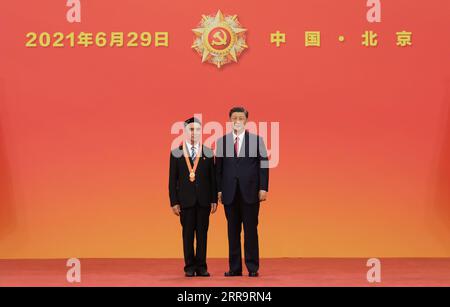 210629 -- PEKING, 29. Juni 2021 -- der chinesische Präsident Xi Jinping, ebenfalls Generalsekretär des Zentralkomitees der Kommunistischen Partei Chinas und Vorsitzender der Zentralen Militärkommission, überreicht die 1. Juli-Medaille, die höchste Ehre der Partei, Memetjan Wumer bei der Preisverleihung in der Großen Halle des Volkes in Peking, der Hauptstadt Chinas, am 29. Juni 2021. Die Verleihung der 1. Juli-Medaille fand Dienstagmorgen in der Großen Halle des Volkes in Peking statt. CHINA-PEKING-XI JINPING-1. JULI MEDAILLENVERLEIHUNG CN LIXXUEREN PUBLICATIONXNOTXINXCHN Stockfoto