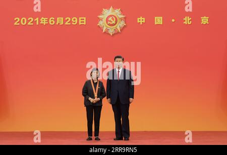 210629 -- PEKING, 29. Juni 2021 -- der chinesische Präsident Xi Jinping, ebenfalls Generalsekretär des Zentralkomitees der Kommunistischen Partei Chinas und Vorsitzender der Zentralen Militärkommission, überreicht die 1. Juli-Medaille, die höchste Ehre der Partei, an Zhang Guimei bei der Preisverleihung in der Großen Halle des Volkes in Peking, der Hauptstadt Chinas, am 29. Juni 2021. Die Verleihung der 1. Juli-Medaille fand Dienstagmorgen in der Großen Halle des Volkes in Peking statt. CHINA-PEKING-XI JINPING-1. JULI MEDAILLENVERLEIHUNG CN LIXXUEREN PUBLICATIONXNOTXINXCHN Stockfoto