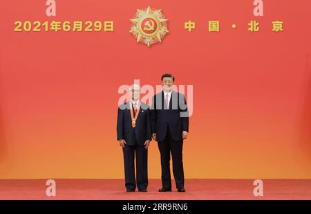 210629 -- PEKING, 29. Juni 2021 -- der chinesische Präsident Xi Jinping, ebenfalls Generalsekretär des Zentralkomitees der Kommunistischen Partei Chinas und Vorsitzender der Zentralen Militärkommission, überreicht die 1. Juli-Medaille, die höchste Ehre der Partei, an LYU Qiming bei der Preisverleihung in der Großen Halle des Volkes in Peking, der Hauptstadt Chinas, am 29. Juni 2021. Die Verleihung der 1. Juli-Medaille fand Dienstagmorgen in der Großen Halle des Volkes in Peking statt. CHINA-PEKING-XI JINPING-1. JULI MEDAILLENVERLEIHUNG CN LIXXUEREN PUBLICATIONXNOTXINXCHN Stockfoto