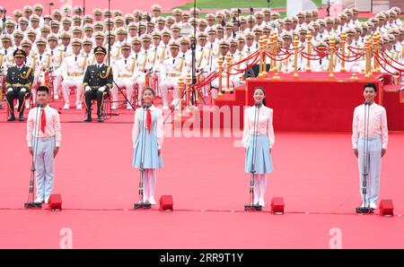 210701 -- PEKING, 1. Juli 2021 -- Vertreter der Mitglieder der Kommunistischen Jugendliga Chinas und junge Pioniere grüßen die Kommunistische Partei Chinas (KPCh) und bekunden ihr Engagement für die Sache der Partei bei einer Zeremonie zum 100-jährigen Bestehen der KPCh auf dem Tian-Anmen-Platz in Peking, der Hauptstadt Chinas, am 1. Juli 2021. CHINA-PEKING-CPC HUNDERTJAHRFEIER-GROSSES TREFFEN CN LIUXBIN PUBLICATIONXNOTXINXCHN Stockfoto