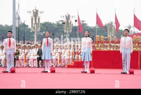 210701 -- PEKING, 1. Juli 2021 -- Vertreter der Mitglieder der Kommunistischen Jugendliga Chinas und junge Pioniere grüßen die Kommunistische Partei Chinas (KPCh) und bekunden ihr Engagement für die Sache der Partei bei einer Zeremonie zum 100-jährigen Bestehen der KPCh auf dem Tian-Anmen-Platz in Peking, der Hauptstadt Chinas, am 1. Juli 2021. CHINA-PEKING-CPC HUNDERTJAHRFEIER-GROSSES TREFFEN CN YINXBOGU PUBLICATIONXNOTXINXCHN Stockfoto