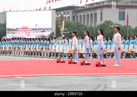 210701 -- PEKING, 1. Juli 2021 -- Vertreter der Mitglieder der Kommunistischen Jugendliga Chinas und junge Pioniere grüßen die Kommunistische Partei Chinas (KPCh) und bekunden ihr Engagement für die Sache der Partei bei einer Zeremonie zum 100-jährigen Bestehen der KPCh auf dem Tian-Anmen-Platz in Peking, der Hauptstadt Chinas, am 1. Juli 2021. CHINA-PEKING-CPC HUNDERTJAHRFEIER-GROSSE VERSAMMLUNG CN ZHAIXJIANLAN PUBLICATIONXNOTXINXCHN Stockfoto