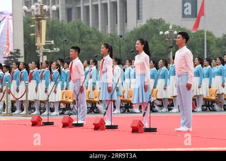 210701 -- PEKING, 1. Juli 2021 -- Vertreter der Mitglieder der Kommunistischen Jugendliga Chinas und junge Pioniere grüßen die Kommunistische Partei Chinas (KPCh) und bekunden ihr Engagement für die Sache der Partei bei einer Zeremonie zum 100-jährigen Bestehen der KPCh auf dem Tian-Anmen-Platz in Peking, der Hauptstadt Chinas, am 1. Juli 2021. CHINA-PEKING-CPC HUNDERTJAHRFEIER-GROSSE VERSAMMLUNG CN ZHAIXJIANLAN PUBLICATIONXNOTXINXCHN Stockfoto