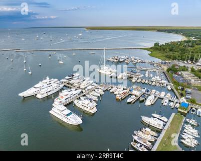 Luftaufnahme von Yachten und Booten am Dock im Hafen von sag, ny Stockfoto