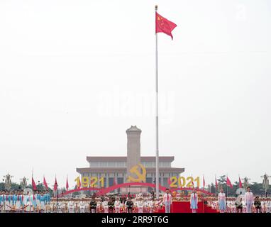 210701 -- PEKING, 1. Juli 2021 -- Vertreter der Mitglieder der Kommunistischen Jugendliga Chinas und junge Pioniere grüßen die Kommunistische Partei Chinas (KPCh) und bekunden ihr Engagement für die Sache der Partei bei einer Zeremonie zum 100-jährigen Bestehen der KPCh auf dem Tian-Anmen-Platz in Peking, der Hauptstadt Chinas, am 1. Juli 2021. CHINA-PEKING-CPC HUNDERTJAHRFEIER-GROSSES TREFFEN CN CHENXJIANLI PUBLICATIONXNOTXINXCHN Stockfoto