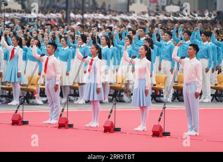 210701 -- PEKING, 1. Juli 2021 -- Vertreter der Mitglieder der Kommunistischen Jugendliga Chinas und junge Pioniere grüßen die Kommunistische Partei Chinas (KPCh) und bekunden ihr Engagement für die Sache der Partei bei einer Zeremonie zum 100-jährigen Bestehen der KPCh auf dem Tian-Anmen-Platz in Peking, der Hauptstadt Chinas, am 1. Juli 2021. CHINA-PEKING-CPC HUNDERTJAHRFEIER-GROSSES TREFFEN CN CHENXYEHUA PUBLICATIONXNOTXINXCHN Stockfoto