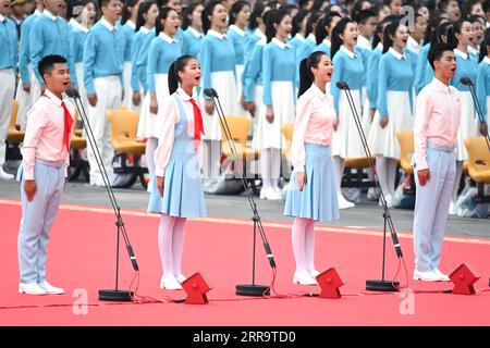 210701 -- PEKING, 1. Juli 2021 -- Vertreter der Mitglieder der Kommunistischen Jugendliga Chinas und junge Pioniere grüßen die Kommunistische Partei Chinas (KPCh) und bekunden ihr Engagement für die Sache der Partei bei einer Zeremonie zum 100-jährigen Bestehen der KPCh auf dem Tian-Anmen-Platz in Peking, der Hauptstadt Chinas, am 1. Juli 2021. CHINA-PEKING-CPC HUNDERTJAHRFEIER-GROSSES TREFFEN CN LIXGA PUBLICATIONXNOTXINXCHN Stockfoto