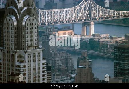 New York USA Chrysler Building und 59th Street Bridge (Queensboro Bridge) über den East River Stockfoto