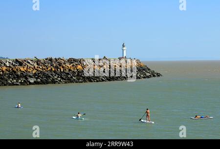 Paddeltour, Jacksons Bay, Barry Island, Vale of Glamorgan, South Wales, UK. Stockfoto