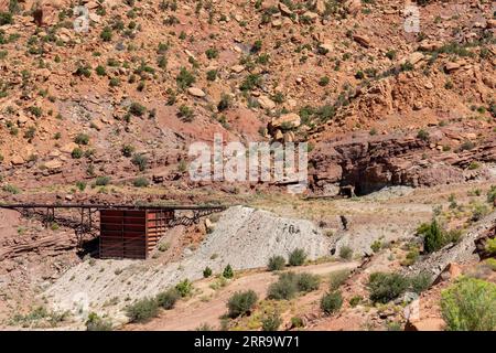 Erzbehälter und Stollen der verlassenen Mi Vida Mine im Steen Canyon bei La Sal, Utah. Ort des ersten großen Uranstreiks in den USA Stockfoto