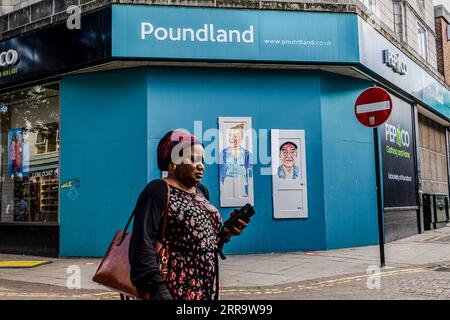 London, Großbritannien. August 2023. Eine Frau spaziert vorbei an Poundland, einer britischen Variety Store-Kette, die 1990 in London gegründet wurde. (Foto: May James | SOPA Images/SIPA USA) Credit: SIPA USA/Alamy Live News Stockfoto