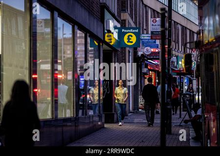 London, Großbritannien. Aug. 2023. Die Leute laufen vorbei an Poundland, einer britischen Varieté-Kette, die 1990 in London gegründet wurde. (Foto: May James | SOPA Images/SIPA USA) Credit: SIPA USA/Alamy Live News Stockfoto