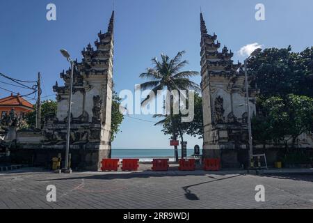 210703 -- DENPASAR, 3. Juli 2021 -- Straßenblöcke werden am Strand von Sanur als Teil der lokalen COVID-19-Beschränkungsmaßnahmen in Denpasar, Bali, Indonesien, 3. Juli 2021 gesehen. Indonesien verzeichnete am Samstag 27.913 neue COVID-19-Fälle in den letzten 24 Stunden, ein weiterer Rekord des täglichen Spitzenwerts, der die Gesamtzählung auf 2.256.851 brachte, sagte das Gesundheitsministerium. Foto von /Xinhua INDONESIA-COVID-19-CASES Bisinglasi PUBLICATIONxNOTxINxCHN Stockfoto