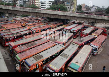 210703 -- DHAKA, 3. Juli 2021 -- Busse werden während einer strengen COVID-19-Sperrung in Dhaka, Bangladesch, am 3. Juli 2021 an einem Passagierterminal geparkt. Um die Virusübertragung einzudämmen, wurde Bangladesch am Donnerstag eine Woche lang streng von COVID-19 abgeriegelt, und Armeepersonal wurde eingesetzt, um gemeinsam mit zivilen Streitkräften für die Aufrechterhaltung von Recht und Ordnung zu patrouillieren. BANGLDESH-DHAKA-COVID-19-LOCKDOWN Salim PUBLICATIONxNOTxINxCHN Stockfoto