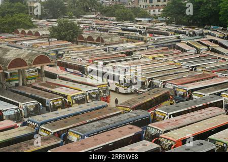 210703 -- DHAKA, 3. Juli 2021 -- Busse werden während einer strengen COVID-19-Sperrung in Dhaka, Bangladesch, am 3. Juli 2021 an einem Passagierterminal geparkt. Um die Virusübertragung einzudämmen, wurde Bangladesch am Donnerstag eine Woche lang streng von COVID-19 abgeriegelt, und Armeepersonal wurde eingesetzt, um gemeinsam mit zivilen Streitkräften für die Aufrechterhaltung von Recht und Ordnung zu patrouillieren. BANGLDESH-DHAKA-COVID-19-LOCKDOWN Salim PUBLICATIONxNOTxINxCHN Stockfoto