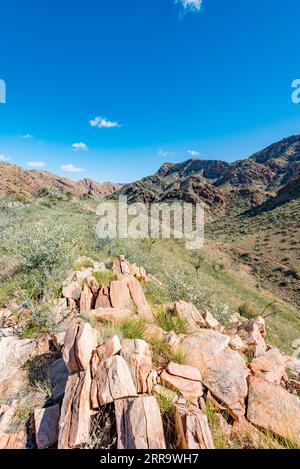 Ein Blick von einem der Gipfel über Standley Chasm oder Angkerle Atwatye, mit Blick auf Abschnitt 3 des Larapinta Trail im Northern Territory Stockfoto