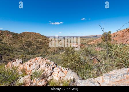 Ein Blick von einem der Gipfel über Standley Chasm oder Angkerle Atwatye, mit Blick nach Osten in Richtung Alice Springs (Mparntwe) im Northern Territory Stockfoto