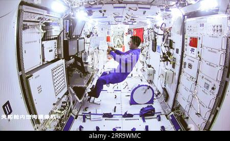 210704 -- PEKING, 4. Juli 2021 -- das am 4. Juli 2021 im Beijing Aerospace Control Center aufgenommene Bild zeigt den chinesischen Astronauten nie Haisheng, der in Tianhe in Zusammenarbeit mit Liu Boming und Tang Hongbo für ihre außerfahrbaren Aktivitäten-EVAs wohnt. Die chinesischen Astronauten Liu Boming und Tang Hongbo hatten beide am Sonntag um 11:02 Uhr Pekinger Zeit aus dem Kernmodul der Raumstation Tianhe ausgerutscht, um EVAs zu starten, so die CMSA der China Manned Space Agency. Die beiden Astronauten tragen die selbstgemachte EMU-Raumsonde Feitian, was bedeutet, in den Weltraum zu fliegen, und haben com Stockfoto