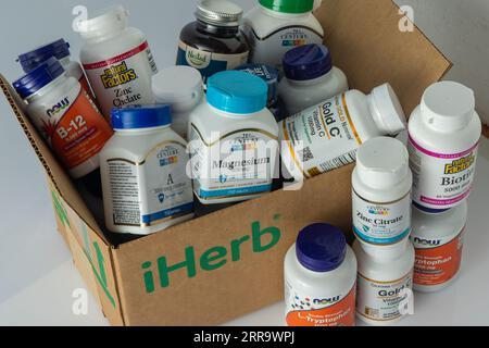 Vitamine, Mineralien und Mikronährstoffe aus iHerb Box. Viele verschiedene Gläser. Biologisch aktive Lebensmittelzusatzstoffe. Nahrungsergänzungsset online kaufen. Arzneimittel für die Gesundheit. Kiew, Ukraine - 13. Juli 2023 Stockfoto