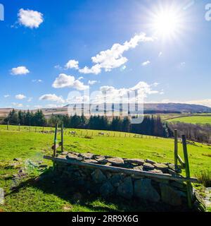 Blick von Anglezarke auf Rivington Pike und Winter Hill mit blauen Himmel, weißen Wolken und Sonneneruptionen Stockfoto