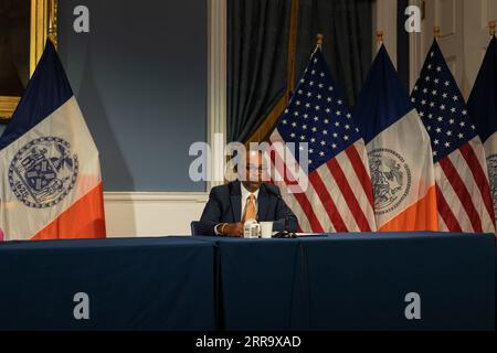 New York City, USA. September 2023. Adolfo Carrion Jr., Kommissar des Department of Housing Preservation and Development, kam zu Anne Williams-Isom, stellvertretender Bürgermeisterin von New York City für Gesundheit und menschliche Dienste, und Tom Foley, Kommissar des Department of Design and Construction, wie sie heute am 6. September 2023 im Rathaus von New York City bekanntgaben. New York ist der neueste Standort für Migranten im Austell Place in Long Island City Queens. (Foto: Steve Sanchez/SIPA USA). Quelle: SIPA USA/Alamy Live News Stockfoto