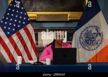 New York City, USA. September 2023. Anne Williams-Isom, stellvertretende Bürgermeisterin von New York City für Gesundheit und Soziales, wurde von Tom Foley, dem Kommissar des Ministeriums für Design und Bau, und Adolfo Carrion Jr., dem Kommissar des Ministeriums für Wohnungsbau und -Erhaltung und -Entwicklung, ergänzt, der heute am 6. September 2023 im Rathaus in New York City bekannt gegeben hat. New York ist der neueste Standort für Migranten im Austell Place in Long Island City Queens. (Foto: Steve Sanchez/SIPA USA). Quelle: SIPA USA/Alamy Live News Stockfoto