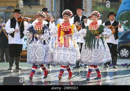 210706 -- PEKING, 6. Juli 2021 -- Mitglieder des National Folk Dance Ensemble von Kroatien LADO treten auf der Outdoor-Sommerbühne des Kroatischen Nationaltheaters in Zagreb, Kroatien, am 16. Juni 2021 auf. /Pixsell via Xinhua Portraits vom Juni 2021 MatijaxHabljak PUBLICATIONxNOTxINxCHN Stockfoto