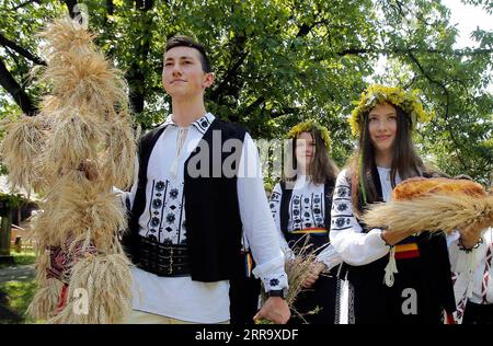 210706 -- PEKING, 6. Juli 2021 -- Darsteller werden während einer Mittsommerfeier im Dorfmuseum in Bukarest, Rumänien, am 24. Juni 2021 gesehen. Foto von /Xinhua Portraits vom Juni 2021 CristianxCristel PUBLICATIONxNOTxINxCHN Stockfoto