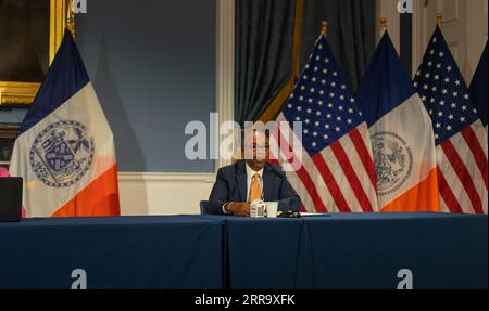 New York City, USA. September 2023. Adolfo Carrion Jr., Kommissar des Department of Housing Preservation and Development, kam zu Anne Williams-Isom, stellvertretender Bürgermeisterin von New York City für Gesundheit und menschliche Dienste, und Tom Foley, Kommissar des Department of Design and Construction, wie sie heute am 6. September 2023 im Rathaus von New York City bekanntgaben. New York ist der neueste Standort für Migranten im Austell Place in Long Island City Queens. (Foto: Steve Sanchez/SIPA USA). Quelle: SIPA USA/Alamy Live News Stockfoto