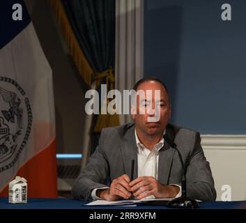 New York City, USA. September 2023. Tom Foley, Kommissar des Ministeriums für Design und Bau, schloss sich der stellvertretenden Bürgermeisterin von New York City, Anne Williams-Isom of Health and Human Services, und Adolfo Carrion Jr., Kommissar des Ministeriums für Wohnungsbau und Entwicklung, an, wie sie heute am 6. September 2023 im Rathaus von New York City bekanntgaben. New York ist der neueste Standort für Migranten im Austell Place in Long Island City Queens. (Foto: Steve Sanchez/SIPA USA). Quelle: SIPA USA/Alamy Live News Stockfoto