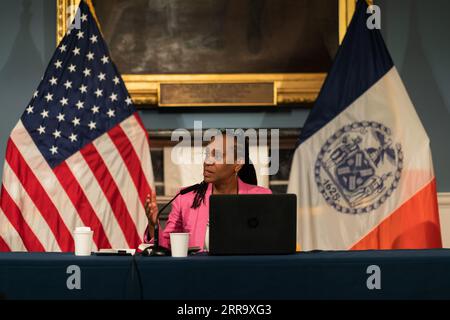 New York City, USA. September 2023. Anne Williams-Isom, stellvertretende Bürgermeisterin von New York City für Gesundheit und Soziales, wurde von Tom Foley, dem Kommissar des Ministeriums für Design und Bau, und Adolfo Carrion Jr., dem Kommissar des Ministeriums für Wohnungsbau und -Erhaltung und -Entwicklung, ergänzt, der heute am 6. September 2023 im Rathaus in New York City bekannt gegeben hat. New York ist der neueste Standort für Migranten im Austell Place in Long Island City Queens. (Foto: Steve Sanchez/SIPA USA). Quelle: SIPA USA/Alamy Live News Stockfoto