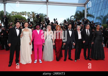 210707 -- CANNES, 7. Juli 2021 -- US-Regisseur und Jurypräsident Spike Lee 3rd L trifft mit Jurymitgliedern auf dem roten Teppich während der Eröffnungszeremonie des 74. Internationalen Filmfestivals von Cannes in Cannes, Südfrankreich, 6. Juli 2021 ein. FRANKREICH-CANNES-FILM FESTIVAL-ERÖFFNUNGSZEREMONIE GAOXJING PUBLICATIONXNOTXINXCHN Stockfoto