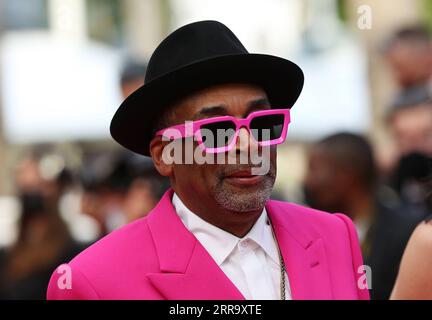 210707 -- CANNES, 7. Juli 2021 -- US-Regisseur und Jurypräsident Spike Lee kommt auf dem roten Teppich während der Eröffnungszeremonie des 74. Internationalen Filmfestivals von Cannes in Cannes, Südfrankreich, 6. Juli 2021. FRANKREICH-CANNES-FILM FESTIVAL-ERÖFFNUNGSZEREMONIE GAOXJING PUBLICATIONXNOTXINXCHN Stockfoto