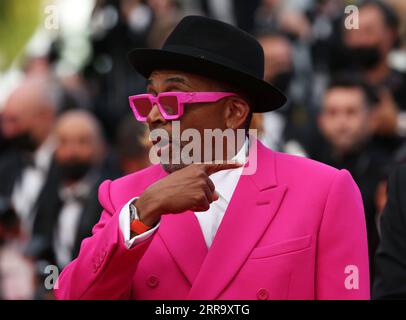 210707 -- CANNES, 7. Juli 2021 -- US-Regisseur und Jurypräsident Spike Lee kommt auf dem roten Teppich während der Eröffnungszeremonie des 74. Internationalen Filmfestivals von Cannes in Cannes, Südfrankreich, 6. Juli 2021. FRANKREICH-CANNES-FILM FESTIVAL-ERÖFFNUNGSZEREMONIE GAOXJING PUBLICATIONXNOTXINXCHN Stockfoto