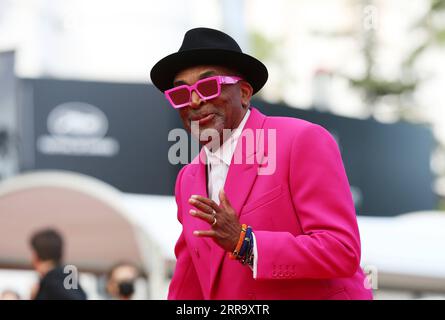 210707 -- CANNES, 7. Juli 2021 -- US-Regisseur und Jurypräsident Spike Lee kommt auf dem roten Teppich während der Eröffnungszeremonie des 74. Internationalen Filmfestivals von Cannes in Cannes, Südfrankreich, 6. Juli 2021. FRANKREICH-CANNES-FILM FESTIVAL-ERÖFFNUNGSZEREMONIE GAOXJING PUBLICATIONXNOTXINXCHN Stockfoto