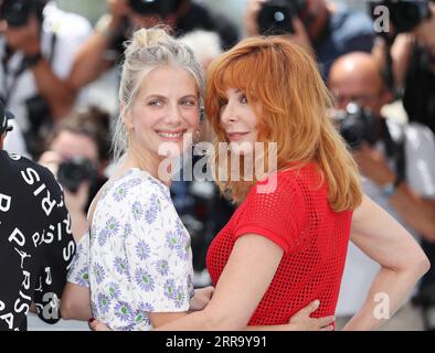 210707 -- CANNES, 7. Juli 2021 -- Jurymitglieder die französische Schauspielerin Melanie Laurent und die französische Sängerin Mylene Farmer posieren während des Fotocalls beim 74. Internationalen Filmfestival von Cannes in Cannes, Südfrankreich, 6. Juli 2021. FRANCE-CANNES-FILM FESTIVAL-JURY-MITGLIEDER GAOXJING PUBLICATIONXNOTXINXCHN Stockfoto