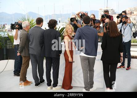 210707 -- CANNES, 7. Juli 2021 -- Melanie Thierry 3rd R posiert während des Fotogesprächs der Jury Camera d oder beim 74. Internationalen Filmfestival von Cannes in Cannes, Frankreich, 7. Juli 2021. FRANCE-CANNES-FILM FESTIVAL-PHOTOCALL-CAMERA D OR-JURY GAOXJING PUBLICATIONXNOTXINXCHN Stockfoto