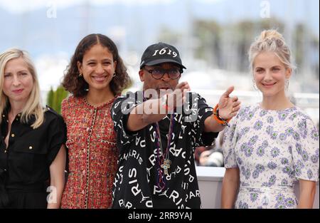 210707 -- CANNES, 7. Juli 2021 -- der US-amerikanische Filmemacher Spike Lee posiert mit anderen Jurymitgliedern während des Fotogesprächs beim 74. Internationalen Filmfestival von Cannes in Cannes, Südfrankreich, 6. Juli 2021. FRANCE-CANNES-FILM FESTIVAL-JURY-MITGLIEDER GAOXJING PUBLICATIONXNOTXINXCHN Stockfoto