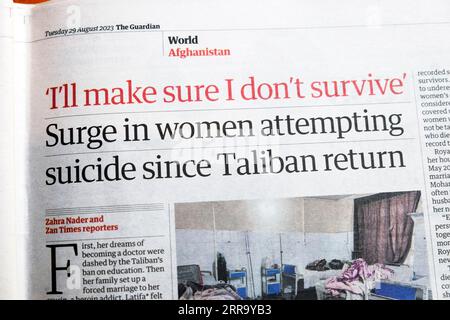"Anstieg der Frauen, die Selbstmord verüben, seit die Taliban zurückkehren", Schlagzeile der Zeitung Guardian Afghanistan afghanische Selbstmorde artikel 29 August 2023 London UK Stockfoto