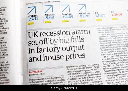„Britischer Rezessionsalarm ausgelöst durch große Einbrüche bei der Fabrikproduktion und den Hauspreisen“, Schlagzeile der Zeitung Guardian britisches Wirtschaftsgeschäft am 2. September 2023 in Großbritannien Stockfoto