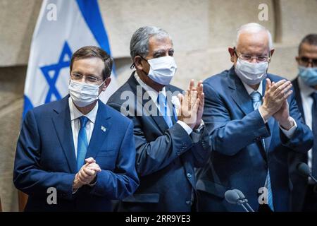 210707 -- JERUSALEM, 7. Juli 2021 -- Israels neuer Präsident Isaac Herzog 1. L nimmt am 7. Juli 2021 an seiner Vereidigung im israelischen Knesset-parlament in Jerusalem Teil. Der ehemalige Parteivorsitzende der Arbeiterpartei Isaac Herzog wurde am Mittwoch als neuer Präsident Israels vereidigt. Via Xinhua MIDEAST-JERUSALEM-ISRAELI NEW PRESIDENT-INAUGURATION JINI PUBLICATIONxNOTxINxCHN Stockfoto