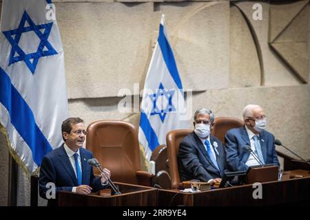 210707 – JERUSALEM, 7. Juli 2021 – Israels neuer Präsident Isaac Herzog L nimmt am 7. Juli 2021 an seiner Vereidigung im israelischen Knesset-parlament in Jerusalem Teil. Der ehemalige Parteivorsitzende der Arbeiterpartei Isaac Herzog wurde am Mittwoch als neuer Präsident Israels vereidigt. Via Xinhua MIDEAST-JERUSALEM-ISRAELI NEW PRESIDENT-INAUGURATION JINI PUBLICATIONxNOTxINxCHN Stockfoto