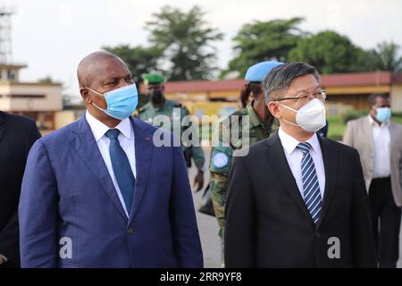 210707 -- BANGUI, 7. Juli 2021 -- Präsident der Zentralafrikanischen Republik CAR Faustin-Archange Touadera L, Front, begleitet von chinesischem Botschafter bei der CAR Chen Dong R, Front, begrüßt die chinesische Impfstoffspende am M poko International Airport in Bangui, Zentralafrikanische Republik, am 6. Juli 2021. Die Regierung der Zentralafrikanischen Republik CAR erhielt am Dienstag eine Reihe von COVID-19-Impfstoffen, die von China gespendet wurden. /Handout über Xinhua ZENTRALAFRIKANISCHE REPUBLIK-BANGUI-CHINA-COVID-19 VACCINES-ARRIVAL ChinesexEmbassyxinxCAR PUBLICATIONxNOTxINxCHN Stockfoto