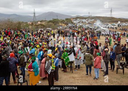 210708 -- JOHANNESBURG, 8. Juli 2021 -- Unterstützer des ehemaligen südafrikanischen Präsidenten Jacob Zuma treffen sich vor seinem Haus in Nkandla, KwaZulu Natal, Südafrika, 4. Juli 2021. Die Polizei sagte am 7. Juli 2021, dass Jacob Zuma sich am späten Mittwochabend der Polizei ergeben hat. Foto: /Xinhua SOUTH AFRICA-JACOB ZUMA Yeshiel PUBLICATIONxNOTxINxCHN Stockfoto