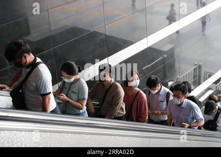 210708 -- SEOUL, 8. Juli 2021 -- Menschen, die Gesichtsmasken tragen, nehmen die Rolltreppe am Bahnhof Yongsan in Seoul, Südkorea, 8. Juli 2021. Südkorea meldete am Donnerstag seine höchsten COVID-19-Fälle, was die Gesundheitsbehörden dazu veranlasste, offiziell bekannt zu geben, dass das Land in die vierte Welle der Pandemie eingetreten ist. SÜDKOREA-COVID-19-4. WELLE WangxJingqiang PUBLICATIONxNOTxINxCHN Stockfoto