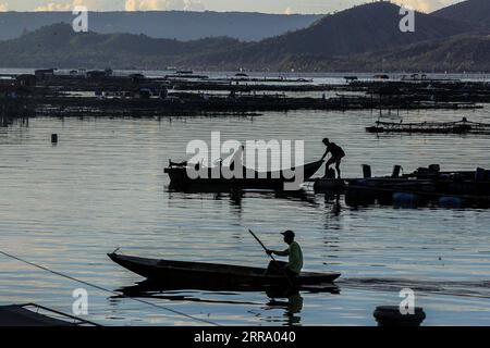 210708 -- BATANGAS, 8. Juli 2021 -- Fischer bereiten sich am 8. Juli 2021 auf den Fischfang in der Nähe der Vulkaninsel Taal in der Provinz Batangas auf den Philippinen vor. PHILIPPINEN-BATANGAS-FISHING RouellexUmali PUBLICATIONxNOTxINxCHN Stockfoto