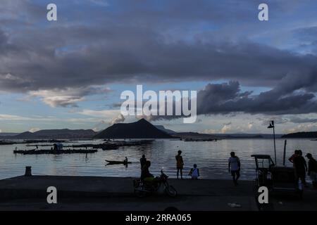 210708 -- PROVINZ BATANGAS, 8. Juli 2021 -- Fischer werden am 8. Juli 2021 an einem Pier nahe der Vulkaninsel Taal in der Provinz Batangas auf den Philippinen gesehen. Der Taal-Vulkan in der Provinz Batangas, 66 Kilometer südlich von Manila, brach am 1. Juli aus, nachdem eine phreatomagmatische Aktivität Tausende von Dorfbewohnern in der Nähe des Vulkans der Insel evakuiert hatte. PHILIPPINEN-BATANGAS-TAAL VULKANINSEL RouellexUmali PUBLICATIONxNOTxINxCHN Stockfoto