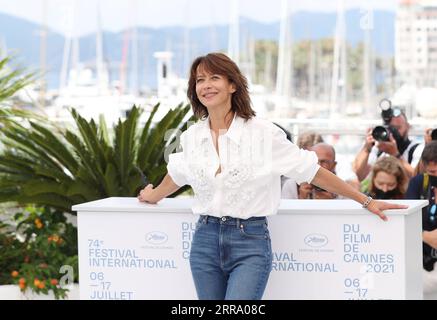 210708 -- CANNES, 8. Juli 2021 -- die französische Schauspielerin Sophie Marceau posiert während eines Fotogesprächs für den Film Tout s EST Bien Passe Everything Goed Fine bei der 74. Ausgabe der Filmfestspiele in Cannes, Südfrankreich, am 8. Juli 2021. Everything Goes Fine wird für die Palme d Or während des 74. Internationalen Filmfestivals von Cannes antreten. FRANCE-CANNES-FILM FESTIVAL-EVERYTHING GING FABELHAFT FOTOCALL GAOXJING PUBLICATIONXNOTXINXCHN Stockfoto